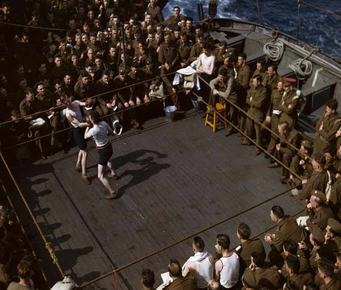 16 Robert Capa, [soldados británicos viendo un combate de boxeo en un buque de transporte de Inglaterra a África del Norte], 1943. © Centro de Robert Capa / Internacional de Fotografía / Magnum Photos.