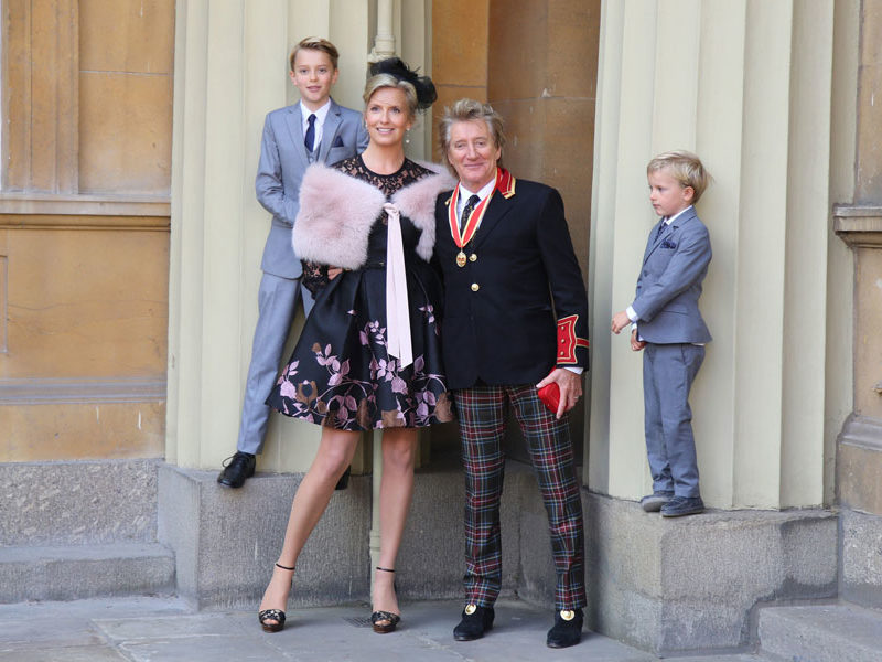 Rod Stewart acompañado por su familia a Buckingham Palace