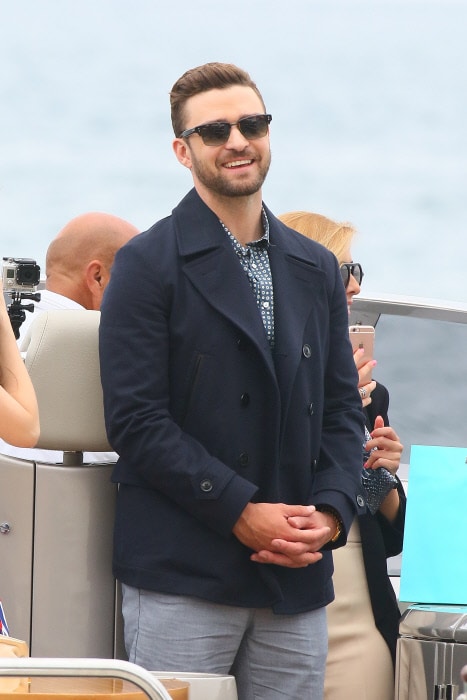 El actor Justin Timberlake en Cannes con su abrigo pea coat marino