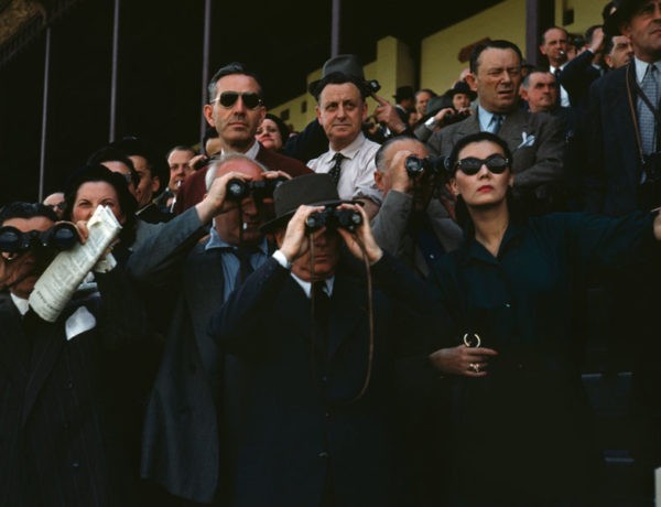 Robert Capa, [espectadores en el hipódromo de Longchamp, París], ca. 1952. © / Centro Internacional de Fotografía de Robert Capa / Magnum Photos.