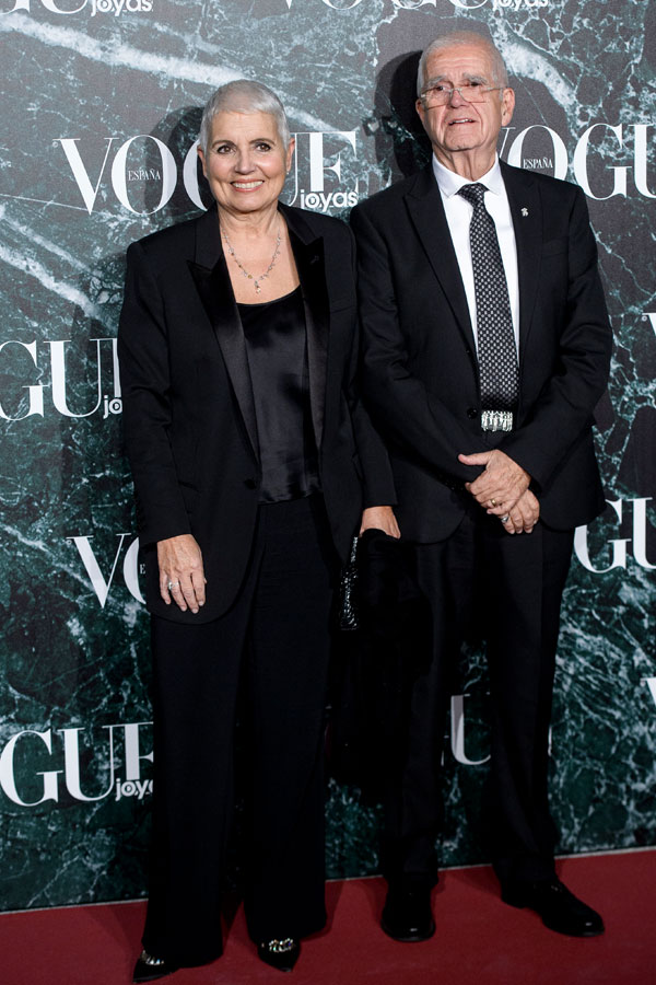Rosa Tous acompañada por su marido en los Premios Joyas Vogue