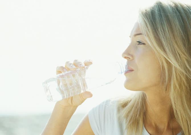 Beber agua es muy importante cuando aprieta el calor. Foto:gtres