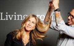 Jennifer Anniston imagen de Living proof, junto al estilista de la marca Chris McMillan. Imagen:web Living Proof