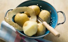 Elegir unas buenas patatas es muy importante para preparar las rosas de patata. Foto:gtres