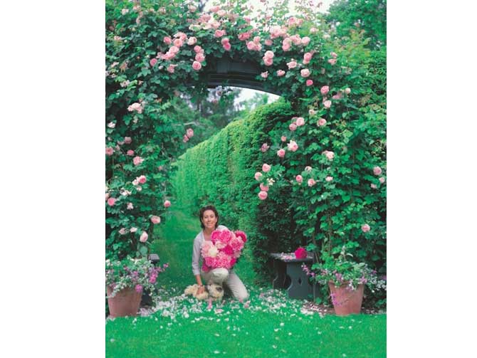 Carolyne Roehm en su impresionante jardín. Imágen Sylvie Becquet