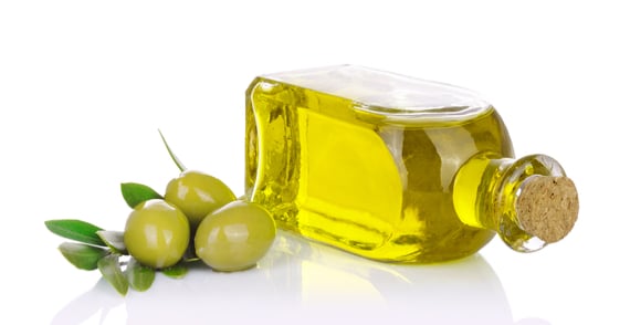 Aceite de oliva u hojas de olivo para preparar un baño relajante