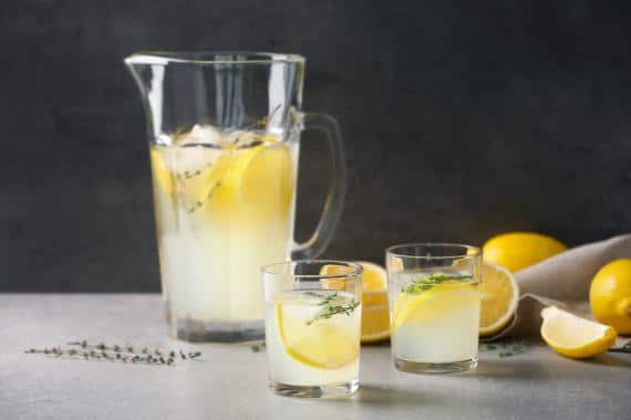agua con limón por la mañana