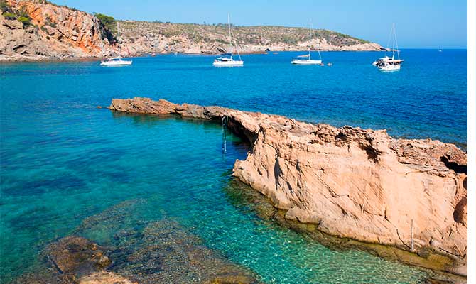 Los islotes de Cala Xarraca Ibiza