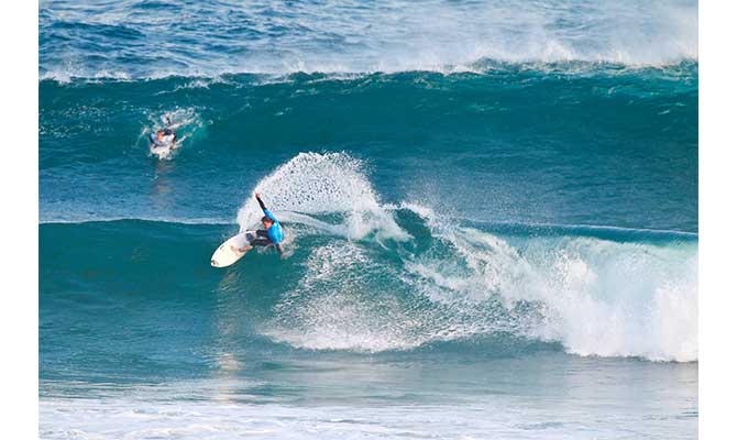 surfista en holas de Ferrol