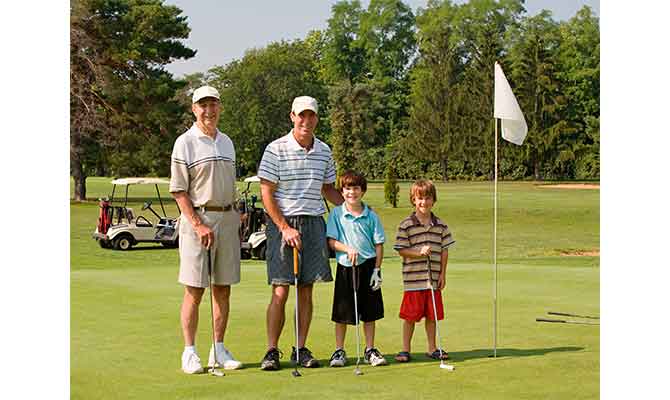 practicar golf en familia