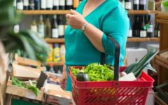 mujer comprando en un supermercado