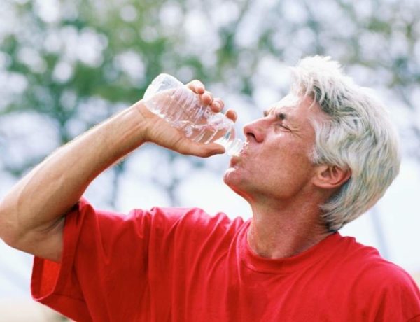 Hidratación COVID hombre bebiendo agua