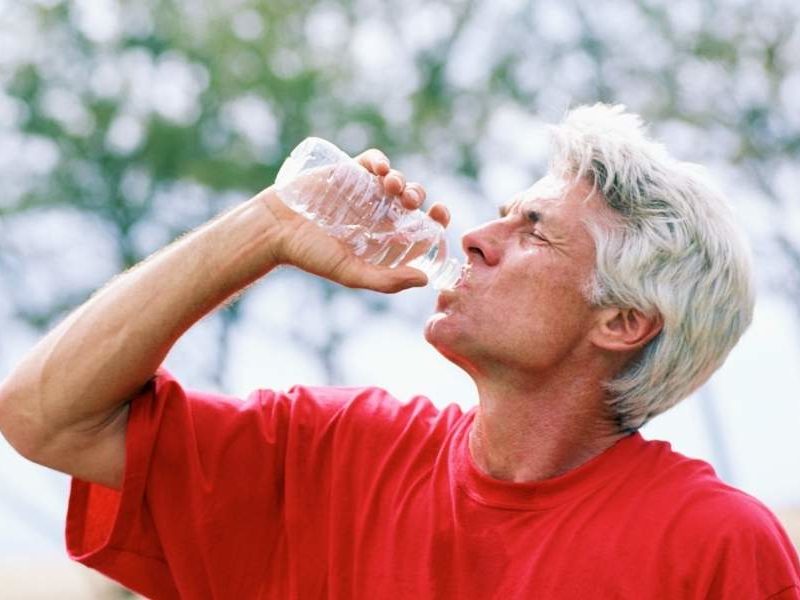 Hidratación COVID hombre bebiendo agua