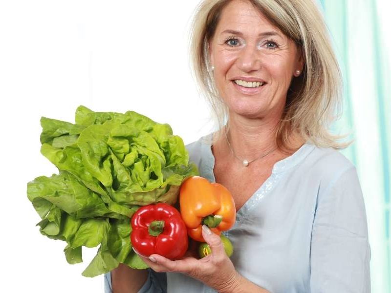 mujer con verdura buenas para la menopausia