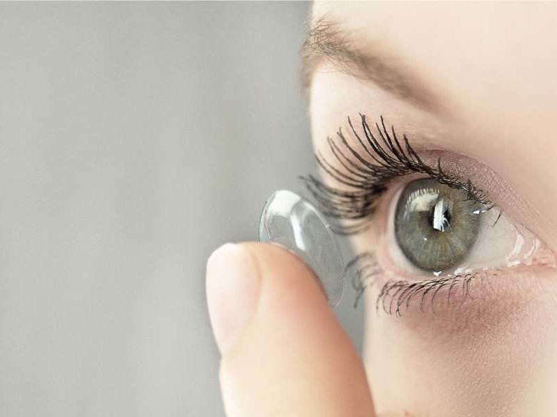 lente de contacto en un ojo