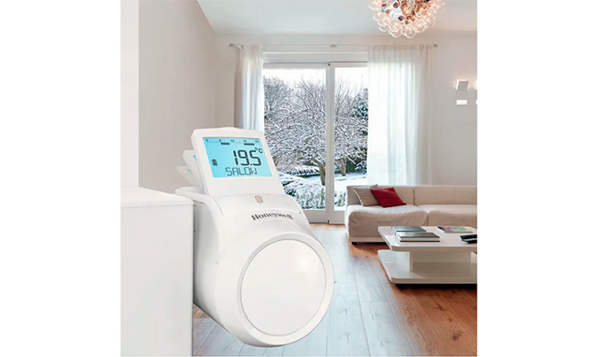  termostato inteligente en un salon