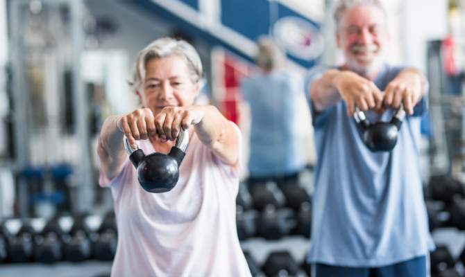pareja mayor haciendo ejercicios de fortalecimiento muscular